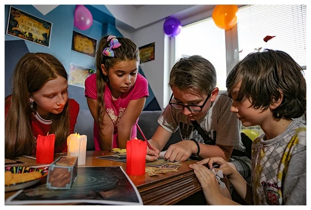 EPIC ENIGMAS, Escape Room Compleanno Bambini, 5 a 12 anni, 6-25  giocatori, Decorazioni Compleanno, Gadget Compleanno Bambini