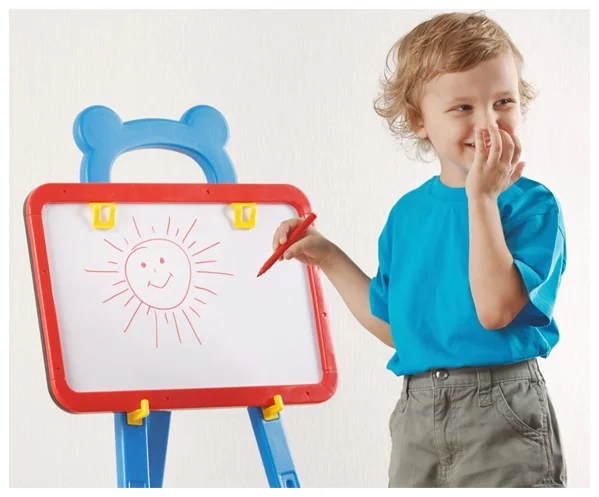 enfant sur table