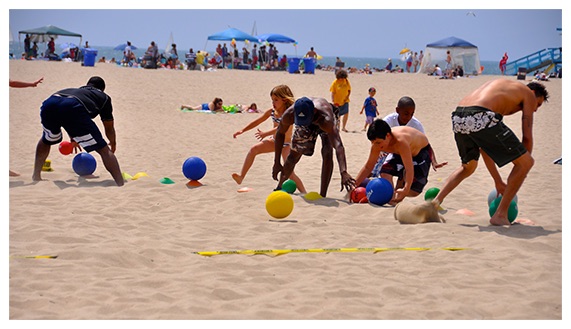 Sticker Due bambini che giocano in spiaggia con la sabbia 