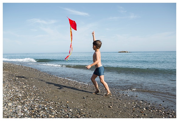 Vacaciones de verano en la playa con los niños, relajarse y jugar cerca de  la playa.