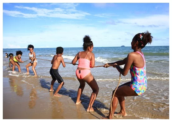 Sticker Due bambini che giocano in spiaggia con la sabbia 