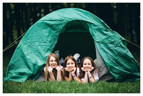 Camping D'été Pour Les Enfants. Fille Enfant Dans La Tente. S