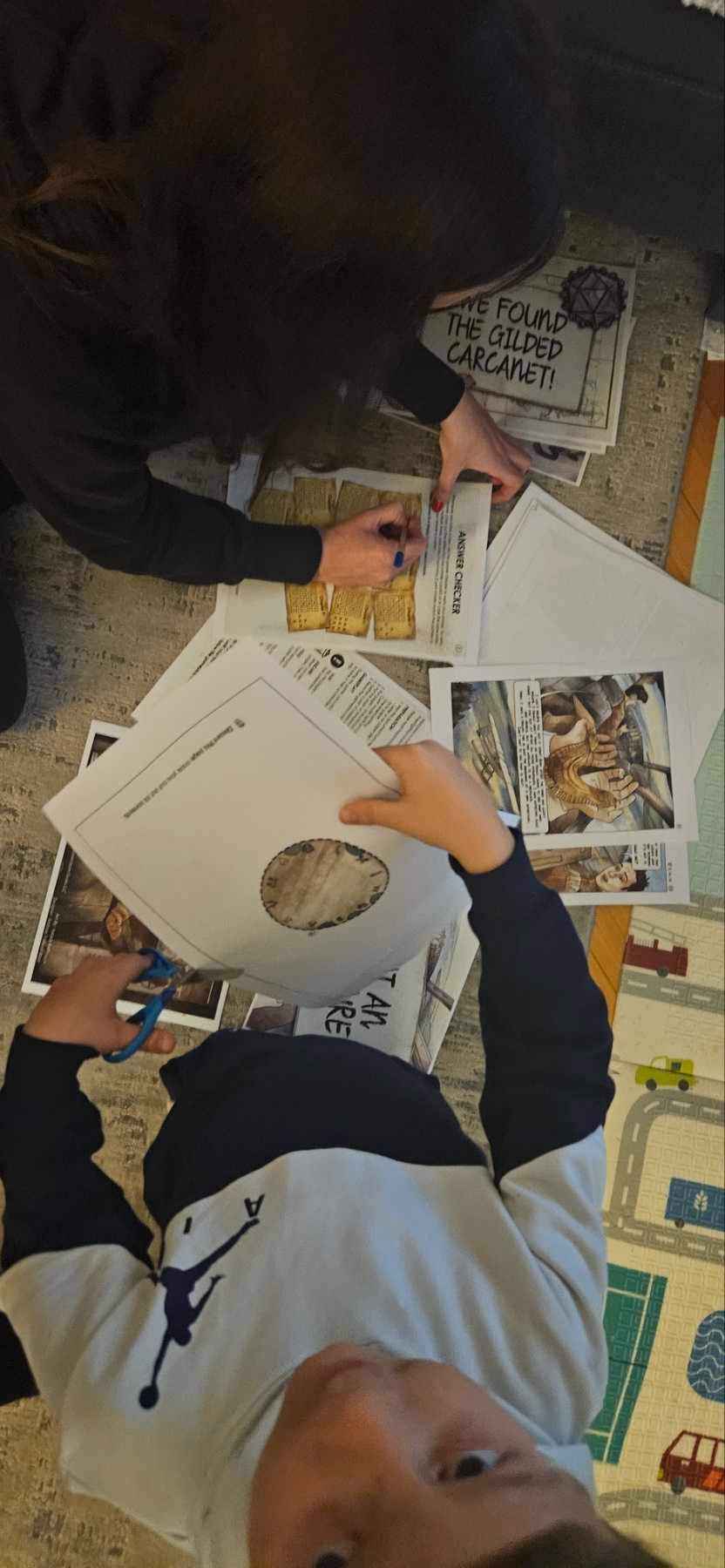 Des enfants résolvent les énigmes du Carcanet doré à même le sol
