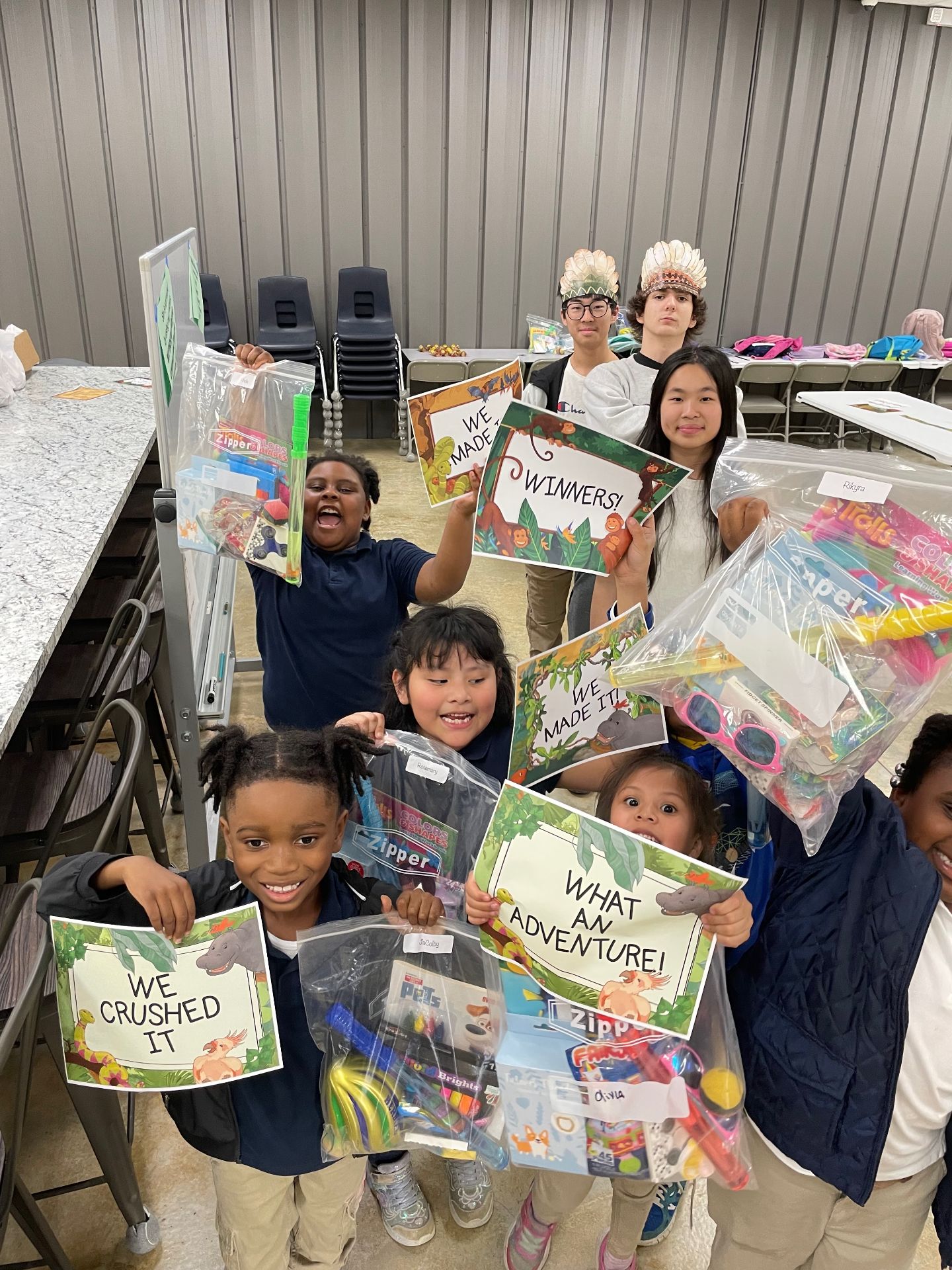 Des enfants célèbrent la fin d'une partie d'Escape Room Geeks