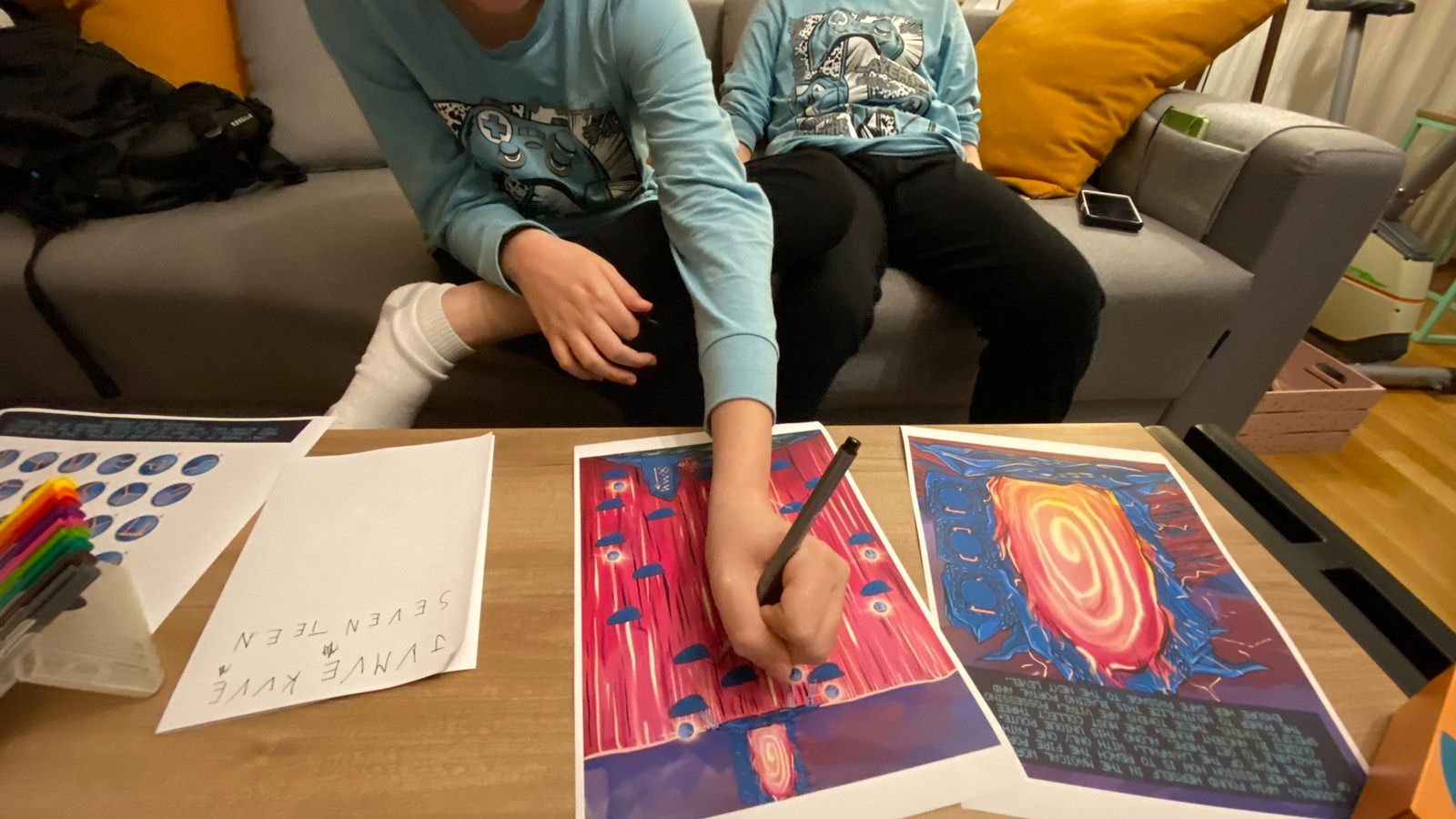 Des enfants qui jouent ensemble à un jeu d'évasion sur le canapé