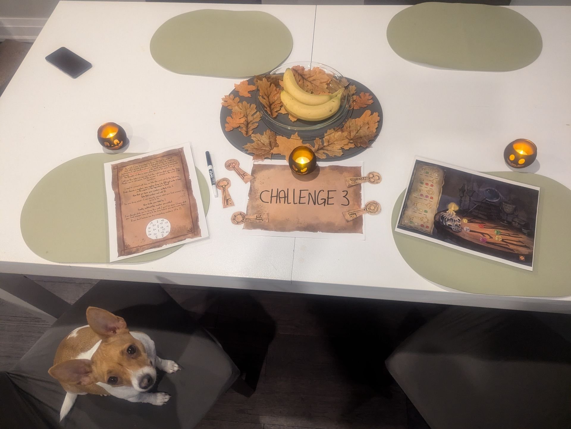 Jeu d'évasion installé sur une table à manger avec des bougies et des décorations