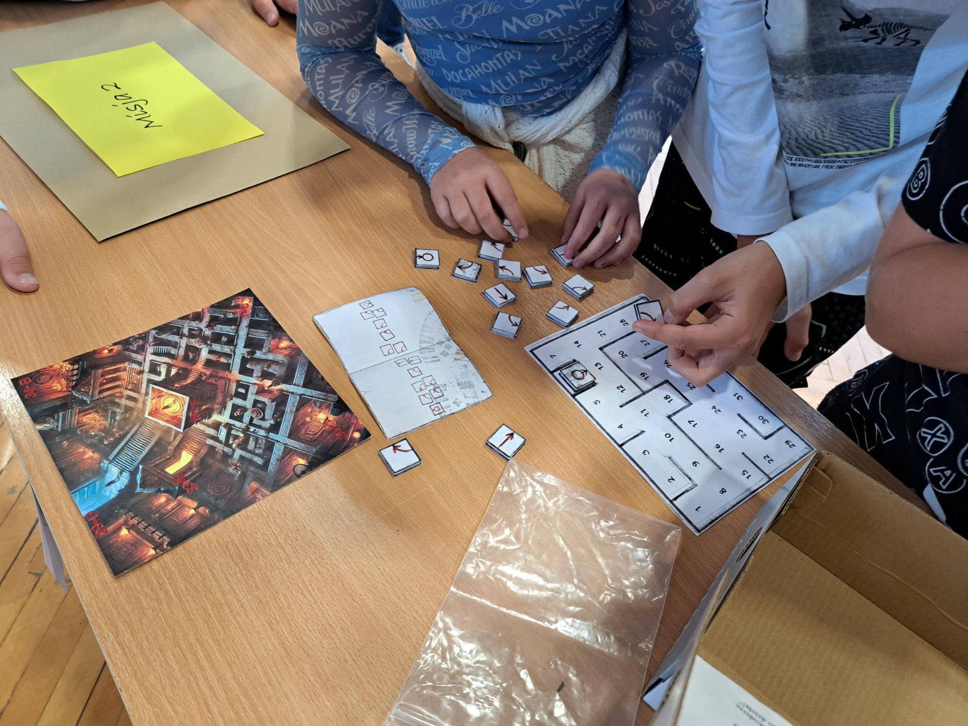 Des enfants résolvent ensemble des énigmes autour d'une table
